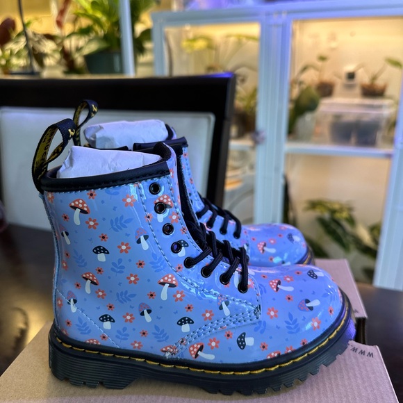 ❌SOLD❌ Dr. Martens 1460 PATENT WOODLAND LACE UP BOOTS - Picture 3 of 8